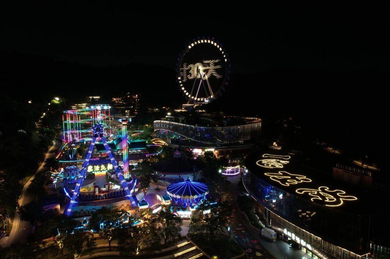 队旗交织出 队旗交织出