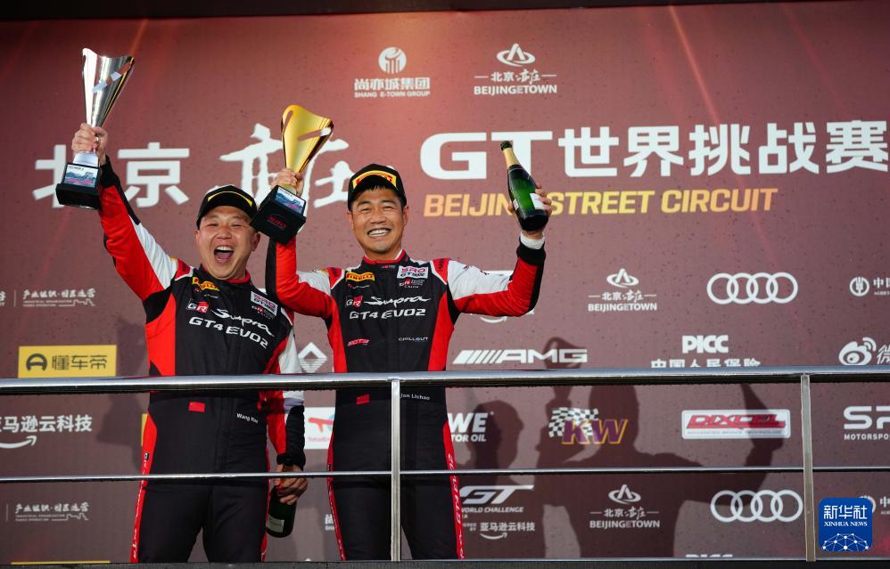 韩坜潮夺得, 队中国车手